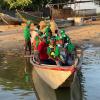 Jugendliche fahren mit dem Boot zu Mangroven