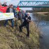 Wasserübergabe von Flusslandschaft zu Flusslandschaft: Dieter Neumann (ganz rechts), Landesvorsitzender der NaturFreunde Schleswig-Holstein, gießt Wasser aus der Trave in die Lippe. Die Trave war die "Flusslandschaft des Jahres 2016/2017". Mit dieser traditionellen Wasserübergabe wird der Titel, den die NaturFreunde Deutschlands und der Deutsche Angelfischerverband e.V.(DAFV e.V.) vergeben, an den nächsten Träger weitergereicht. 