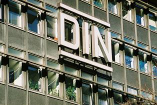 Fassade des Deutschen Instituts für Normung in Berlin mit Schriftzug "DIN"
