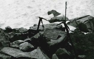 Grab vor dem Banner Peak Grab vor dem Banner Peak